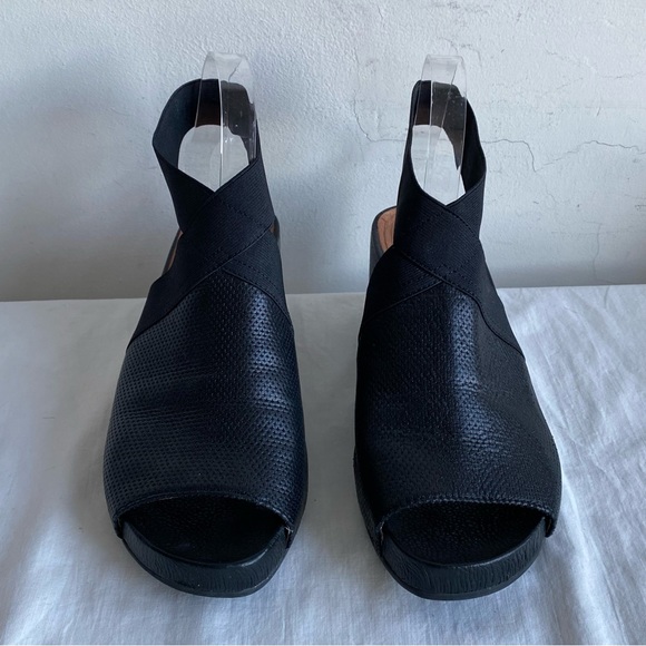 Kenneth Cole Gentle Souls Gianna Black Perforated Leather Sandal  Size 9.5 - Picture 5 of 14